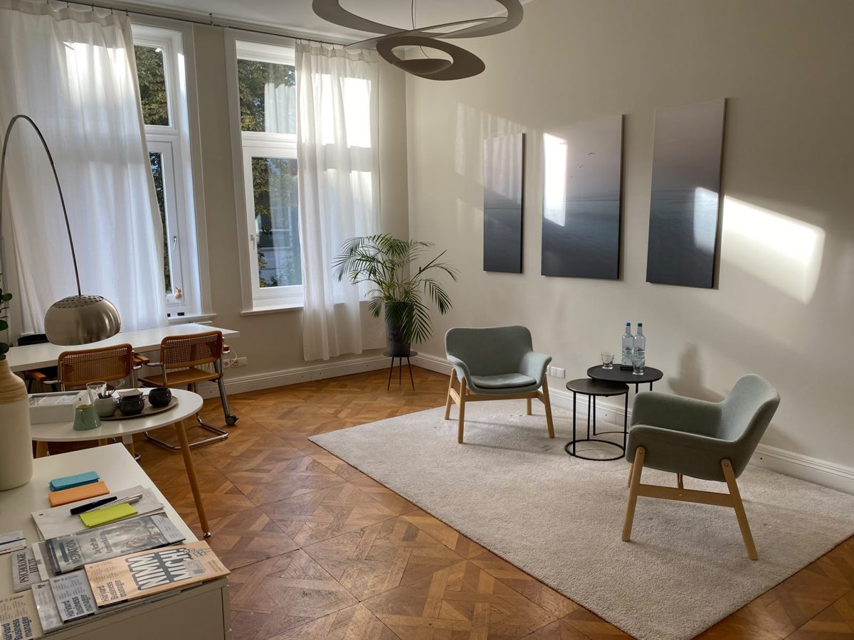 Besprechungs- und Loungebereich mit Parkett